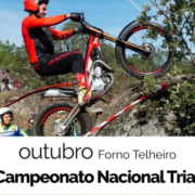 Ciclista em bicicleta de trial salta rampa de terra durante prova desportiva